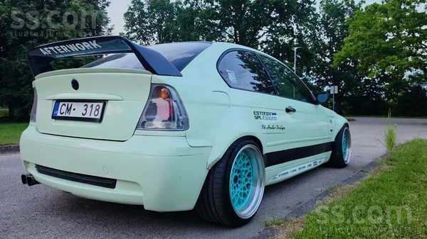 BMW Auto uz ko noskatās. 