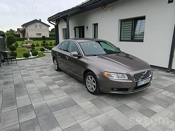 Volvo Auto ir labā stāvoklī. Ir nelieli vizuālie defekti