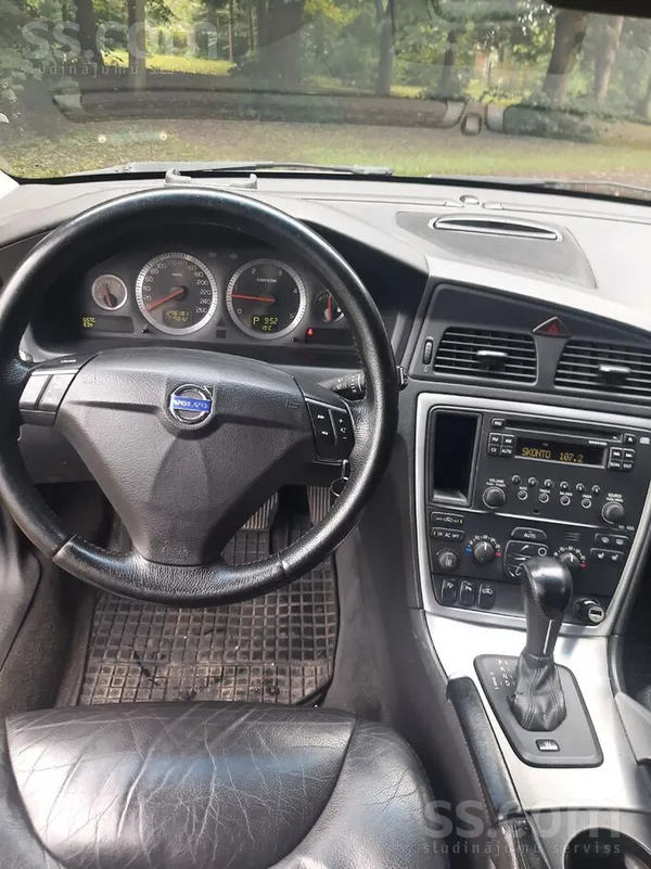 Volvo Pardod labu Volvo Xc70. 