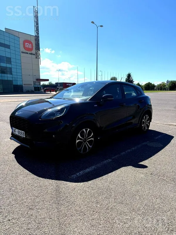 Melns Ford Puma St-Line, automāts gaida savu jauno saimnieku. 
Ja meklējat