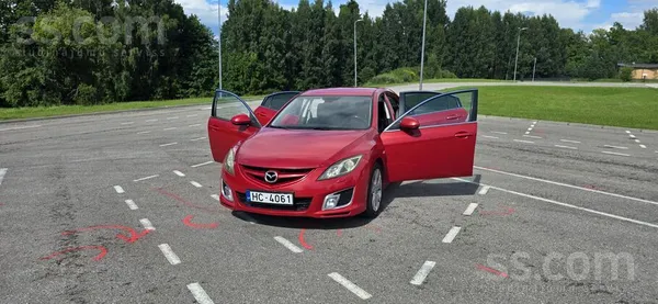 Mazda Skaista sporta Mazda ar lielu jaunu, pilnāko kompl