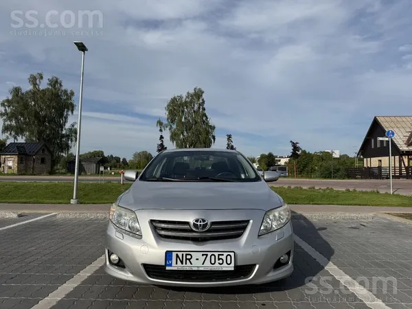 Toyota Pārdodu koptu un uzticamu 2009. gada Toyota Coroll