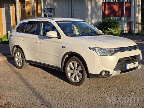 Mitsubishi Outlander Plugins Hybrids 4x4, spēcigs 203 Zs, iev