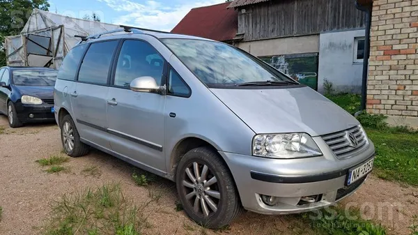 Volkswagen Tiek tirgots dzīvs šarāns. Iekśà brīvi ietilpst 7 