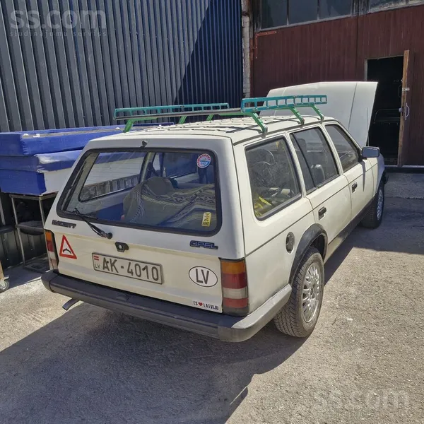 Pieejams viens no retajiem Opel Kadett Caravan, ieceļojis LV 90-tajos, 20 ga