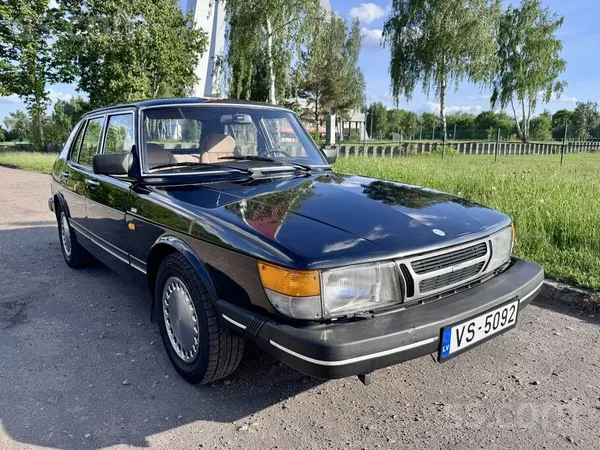 Saab 900. 2.0l benzīns, 74 kW (99 hp) ar karburatoru. 
Tehniskā apskate izi