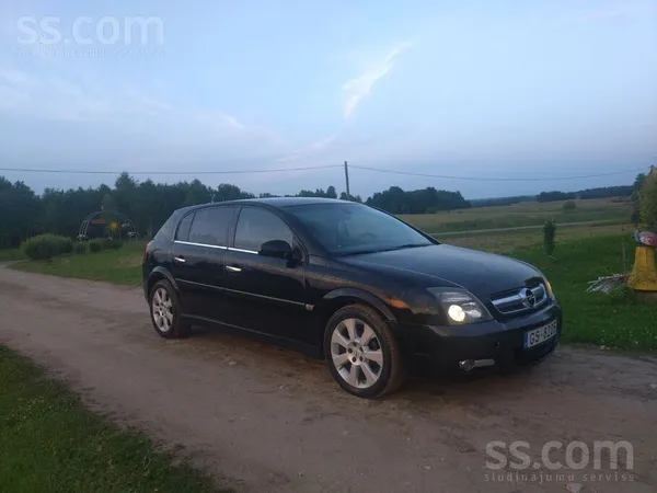 Auto braucamā stāvoklī ir vizuāli defekti, riepas normalas, motors uzticams