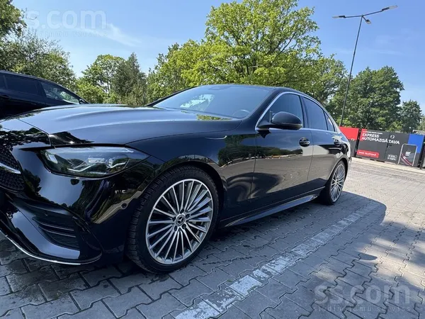 Mercedes Automašīna ir bagātīgā komplektācijā, ļoti komfort