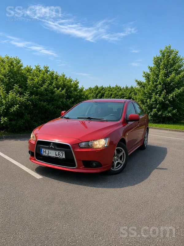 Mitsubishi Торг уместен у капота.