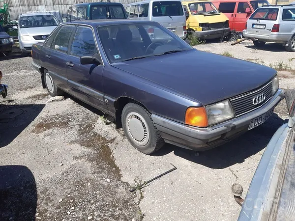 Pārdod audi 100.