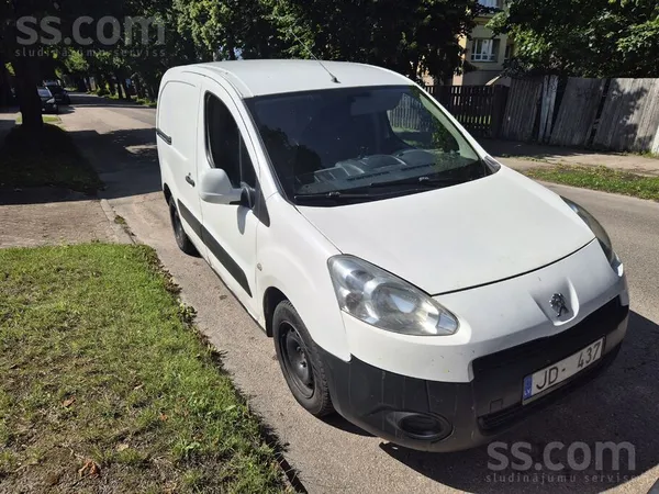 Peugeot Pārdod nelielu kravas busiņu, priekšā 3 vietas. Ne
