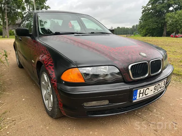 BMW Bmw 318 sēdies un brauc.