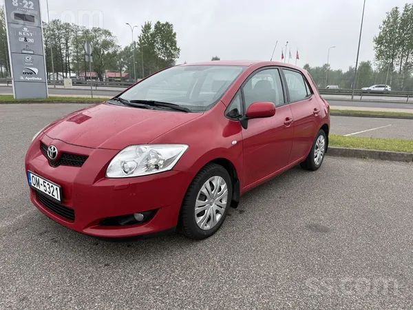 Toyota Kopts auto labā tehniskā un vizuālā kārtībā. Benzī