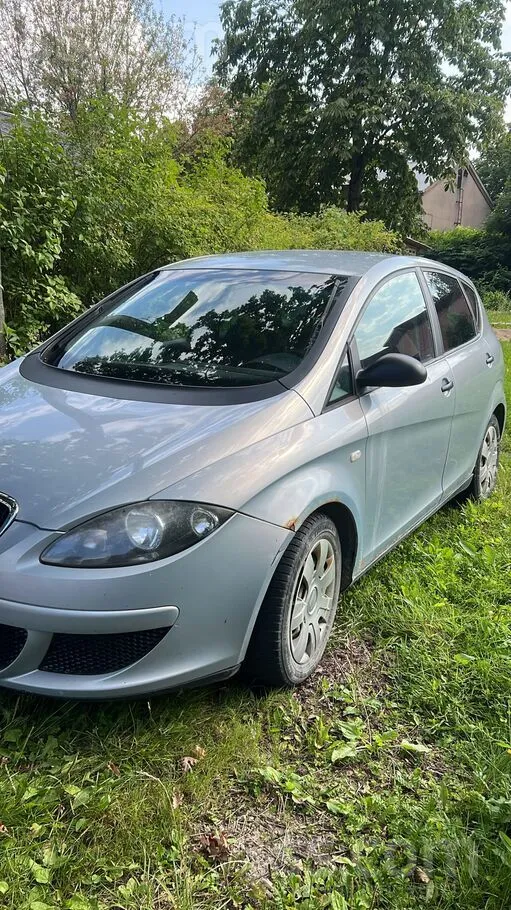 SEAT Ir rūsa. Motors, kārba laba. Neliela klaboņa pieka