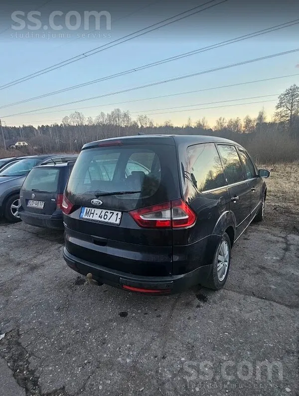 Ford Pārdod ietilpīgu un ekonomisku auto. 