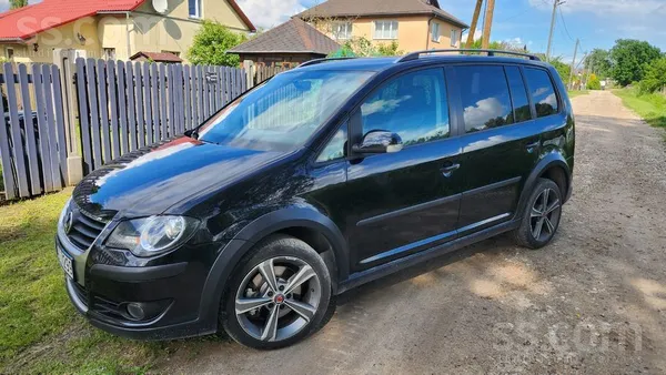 Volkswagen Saimnieks pārdod VW Touran Cross. 