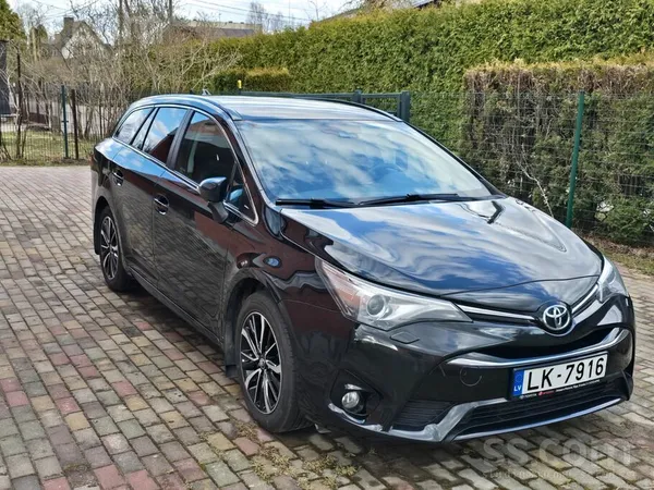 Toyota Toyota Avensis ar 2.0 l dīzeļmotoru un manuālo pār