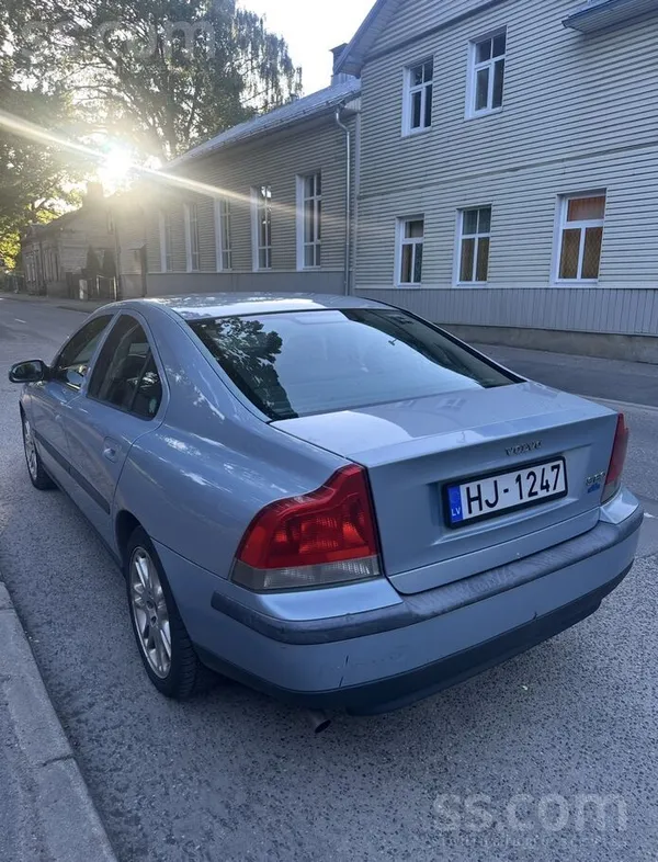 Pārdodu labi uzturētu Volvo S60 ar 2.4 dzinēju un automātisko pārnesumkārbu.