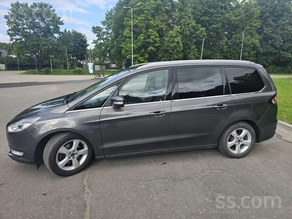 Ford Tehniski un vizuāli izcils ģimenes auto, kurš ir ļ