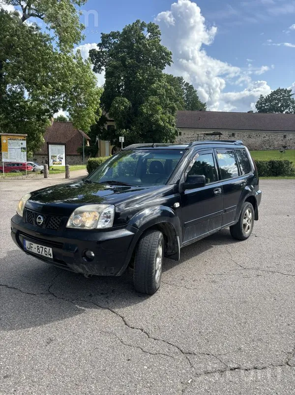 Nissan Pārdodu nisan x trail , tiko izieta skate, daudz k