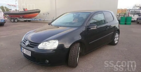 Volkswagen Auto virsbūvei ir nelieli skrāpējumi. Atrodas Rīgā