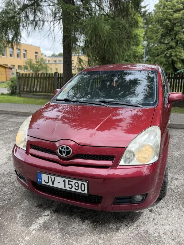 Toyota Saistībā ar jauna auto iegādi, pārdodu savu uztica