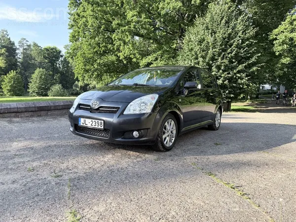 Toyota Pārdod Toyota Corolla Verso Labākais dzinējs savā 
