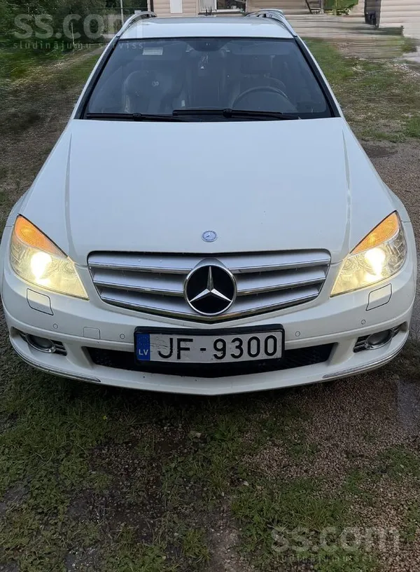 Mercedes Pārdod stilīgu un ekonomisku baltu Mercedes-Benz C