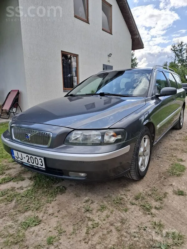 Pārdod Volvo v70 2.4 D5 96kw auto atbilstoši savam vecumam ir kads vizuāls d