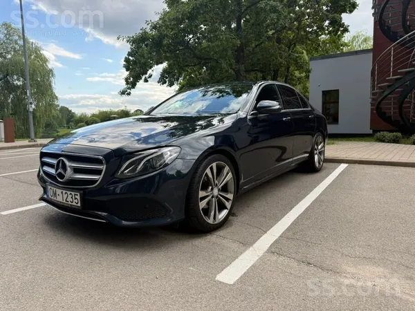 Mercedes Pieejams Mercedes ar caurskatāmu vēsturi no salona