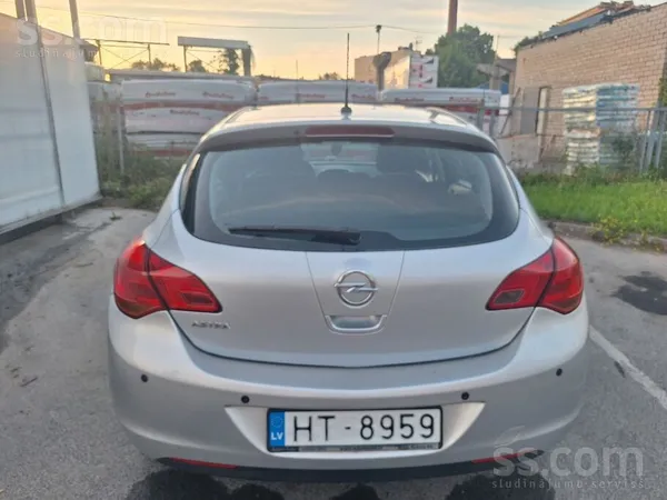 Opel Pārdodu Opel Astra, 2011. gads, 1.6 benzīns (85 kW