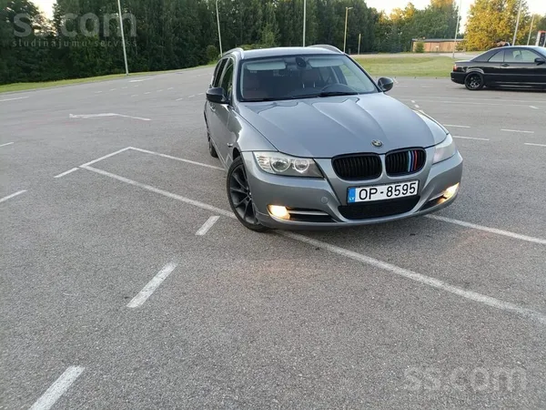 Pārdod svaigi atzītu BMW 320D, ar svaigu skati, kas izieta ar 0. Editional p
