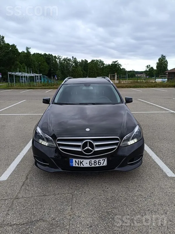 Mercedes Tiek pārdota vieglā automašīna Mercedes Benz E220 