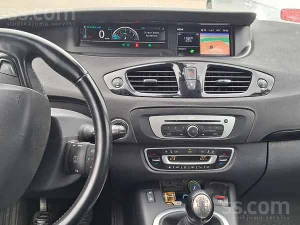 Renault Pārdod ģimenes auto. 