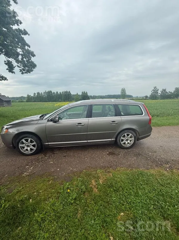 Volvo Auto labā stāvoklī, apkopes veiktas laicīgi, salon