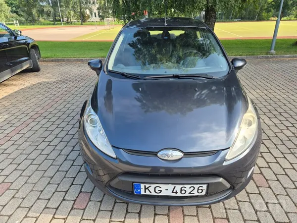 Ford Pārdod ekonomisku un labu auto Ford Fiesta ar 1, 4