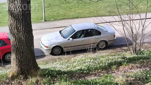 BMW Mašīna ir stāvoklī "sēdies un brauc uz servisu". A