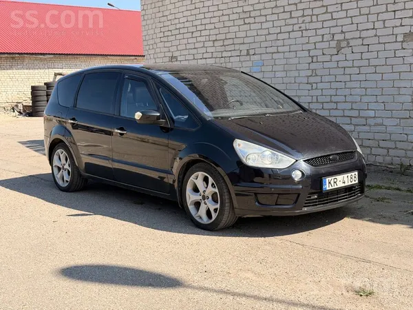 Ford Ford s-max ar ļoti bagātīgu komplektāciju. Labā te