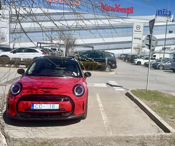 Mini Fantastiska, mīļa un ātra mašīna meklē jaunu īpašn