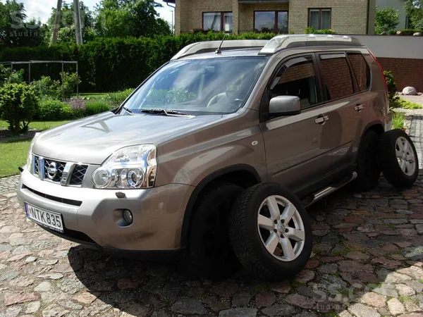 Nissan Vizuāli un tehniski tīra automašīna. Plašs aprīkoj