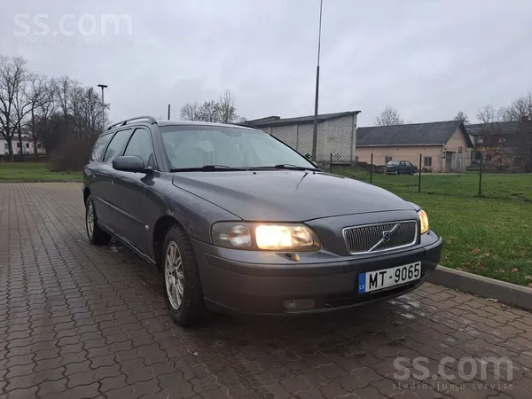Volvo Pārdod volvo v70 d5 120kw 2004 gada. Melns ādas sa