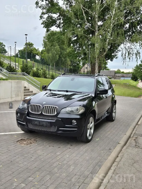 Pārdod BMW X5 
Dinamisks un ērts auto
Ir uzstādīta krēslu apsilde
Sporta