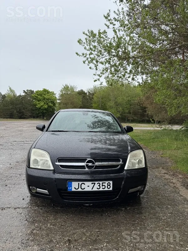 Automašīna ir labā mehāniskā stāvoklī, taču ir pāris virsbūves defekti.