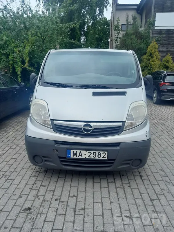 Opel Motors un ritošās labā stāvoklī vizuālais slikts.