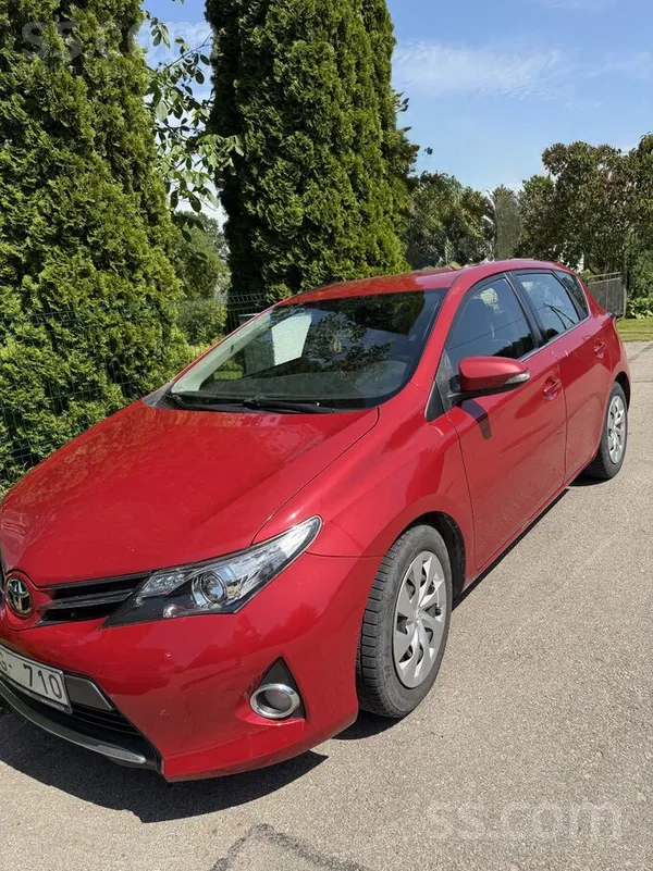 Toyota Pārdodu ērtu un ekonomisku auto Toyota Auris, 2013
