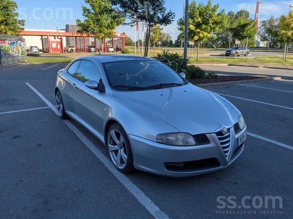 Alfa Romeo GT, 2.0 litru Jts dzinējs. 

Tikai virspusēja rūsa uz sliekšņiem. Viss iet, bet dzinējam ļoti garšo eļļa. 

At ...