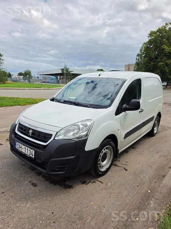 Peugeot Automobilis atrodas labā tehniskā stāvoklī, ir pil