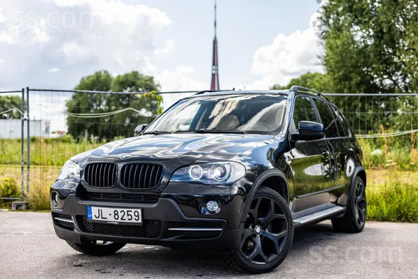 BMW BMW X5 ar 7 sēdvietām 3.0 litru benzīndzinēju un a
