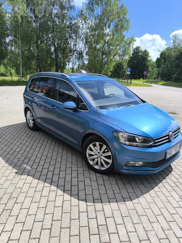 Volkswagen Labs ģimenes auto VW touran. 2.0 - dīzelis ar auto