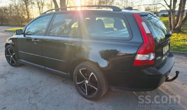 Volvo Pārdod Volvo V50 ar 2.4 dīzeļa 132 kW motoru un au